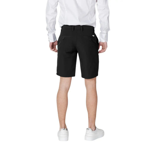 Armani Exchange Schwarze Herrenshorts mit elegantem, modernem Schnitt und dezenten Seitentaschen, Vorderansicht