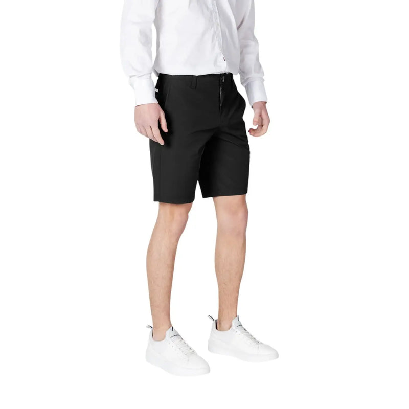 Armani Exchange Schwarze Herrenshorts mit tailliertem Schnitt und dezenten Seitentaschen, Vorderansicht