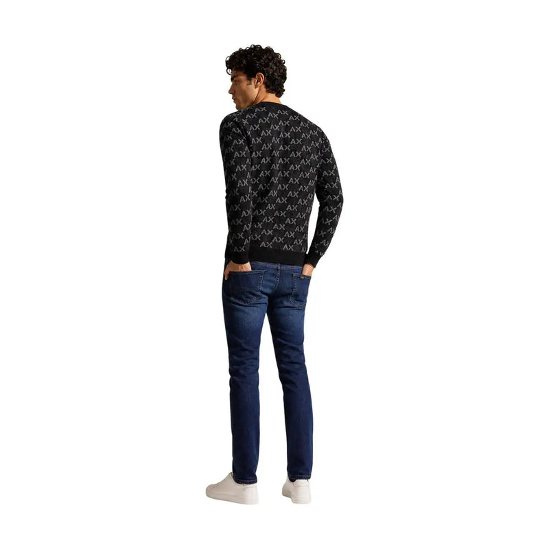 Armani Exchange Schwarzer Herrenpullover mit sich wiederholendem weißen Axt-Logo-Muster, Vorderansicht