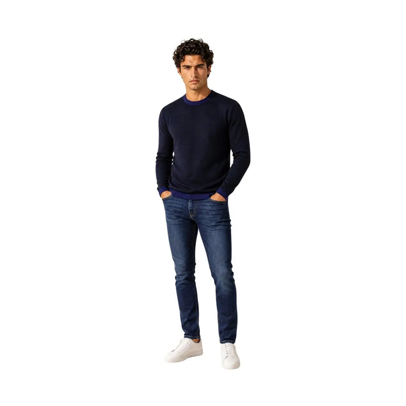 Armani Exchange Viskosepullover für Herren in Marineblau mit lila Rippstrickbündchen an Halsausschnitt und Ärmeln, Vorderansicht