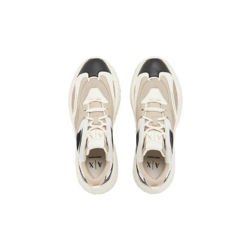 Armani Exchange Beigefarbene Damen-Sneaker zum Hineinschlüpfen mit cremefarbenen und schwarzen Mesh-Einsätzen, klobiger Gummisohle und Axt-Logo