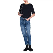 Armani Exchange Schwarzes Damen-T-Shirt aus Baumwolle mit Rundhalsausschnitt kombiniert mit einer schwarzen Lederhandtasche mit Kettenriemen im minimalistischen Design