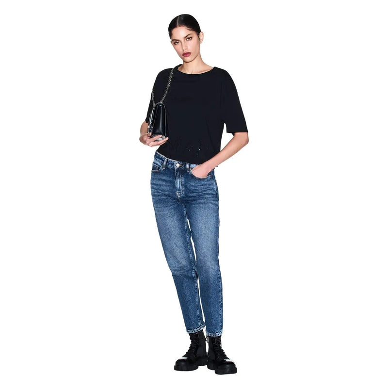 Schwarze Mini-Ledertasche mit Kettenriemen, kombiniert mit armani exchange schwarzes Damen-T-Shirt aus Baumwolle mit Rundhalsausschnitt