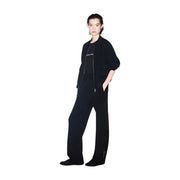 Schwarze Oversize-Bomberjacke mit dezenter silberner Stickerei und passenden Reißverschlussdetails, kombiniert mit armani exchange schwarzes Damen-T-Shirt aus Baumwolle mit Rundhalsausschnitt