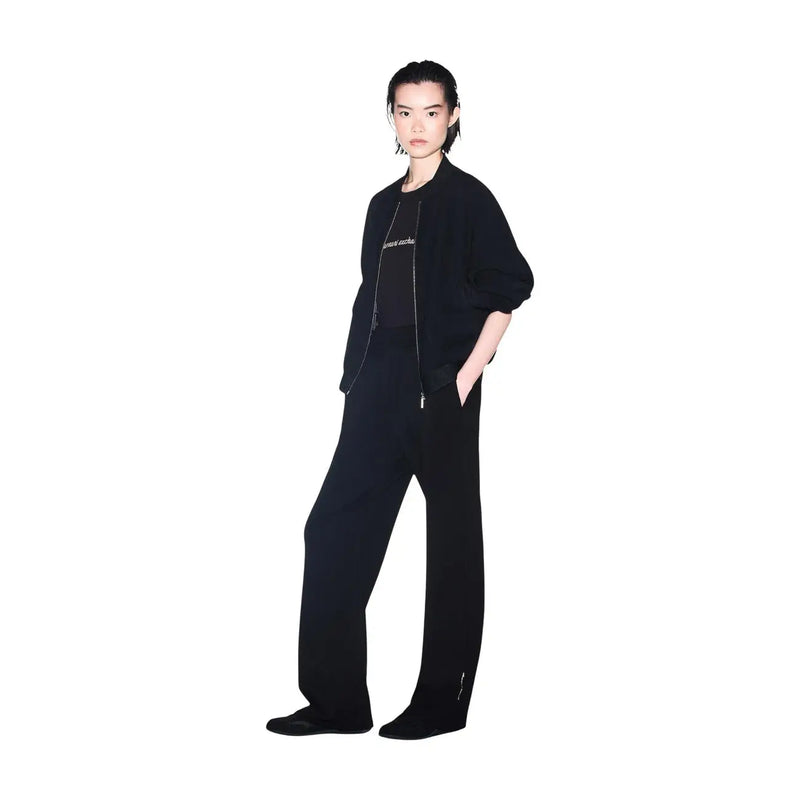 Schwarze Oversize-Bomberjacke mit dezenter silberner Stickerei und passenden Reißverschlussdetails, kombiniert mit armani exchange schwarzes Damen-T-Shirt aus Baumwolle mit Rundhalsausschnitt