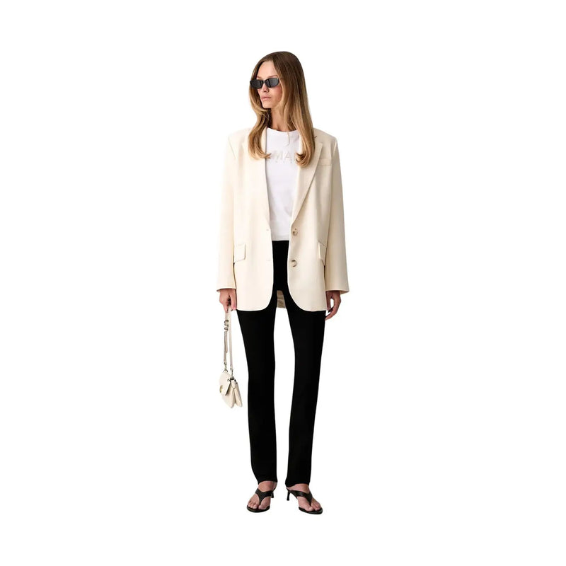 Cremefarbener Blazer mit strukturierter Silhouette und zwei Knöpfen vorne, kombiniert mit Armani Exchange schwarze Jeans