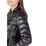 Armani Exchange Schwarze, gesteppte Damen-Daunenjacke aus Polyamid mit glänzender Oberfläche und dezentem Markenlogo am Ärmel.