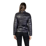 Armani Exchange Schwarze, gesteppte Damen-Daunenjacke aus Polyamid mit elegantem, glänzendem Finish und strukturierten Nähten