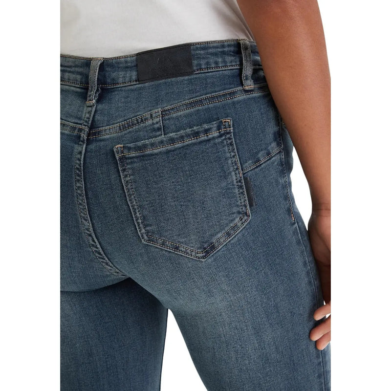 Bild der Rückseite armani exchange Damen-Jeans aus blauem Stretch-Denim mit mittelblauer Waschung, klassischen Taschen und schwarzem Lederlabel
