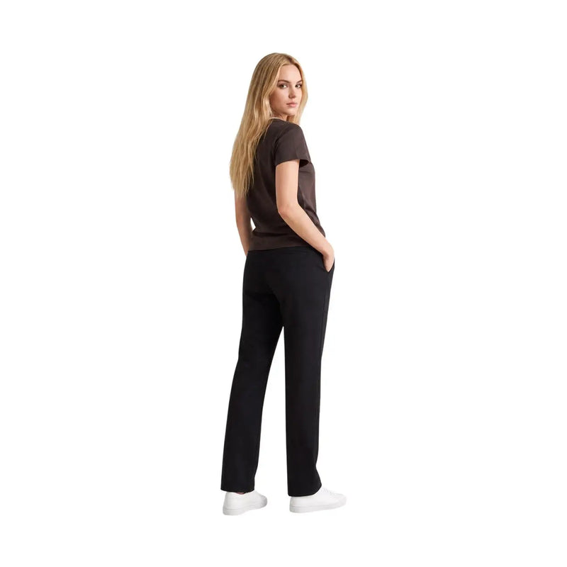 Schwarze, gerade geschnittene Hose aus glattem, elegantem Stoff mit dezenten Seitennähten, kombiniert mit armani exchange braunes Baumwoll-T-Shirt mit Rundhalsausschnitt