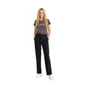 Eine Frau trägt ein dunkelgraues Armani Exchange Rundhals-T-Shirt aus Baumwolle mit silbernem Markenlogo auf der Brust