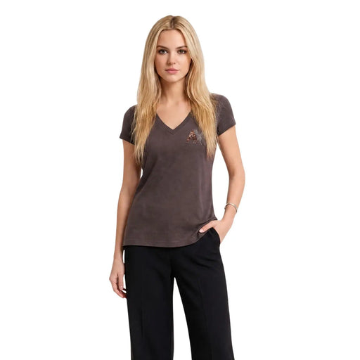 Armani Exchange Braunes Damen-T-Shirt aus Baumwolle mit V-Ausschnitt, dunkelgrauen kurzen Ärmeln und dezentem, gesticktem Logo auf der linken Brustseite.