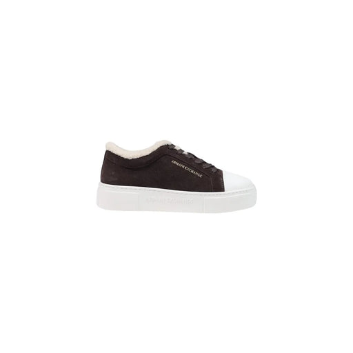 Armani Exchange Damen-Sneaker aus braunem, dunkelbraunem Wildleder mit weißer Gummikappe an der Zehenkappe und weich gefüttertem Schaftrand.