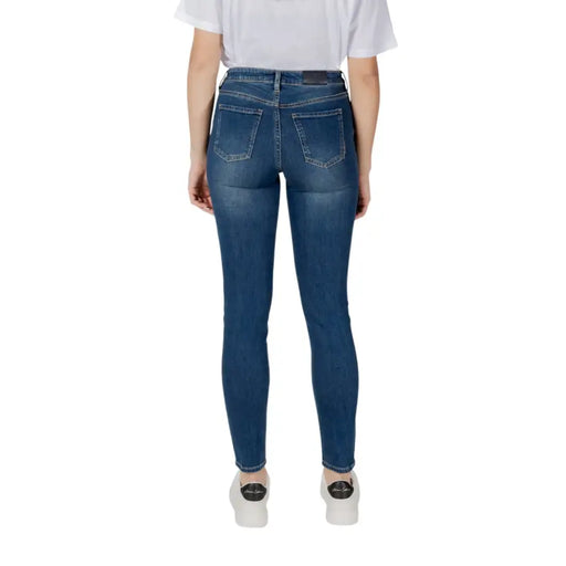 Armani Exchange Damen hellblaue Slim-Fit-Jeans aus Denim, Rückansicht