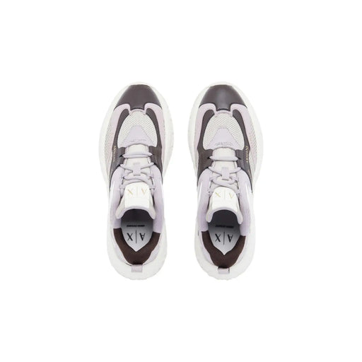 Armani Exchange Die Damen-Sneaker zum Hineinschlüpfen zeichnen sich durch ein klobiges Design aus grau-weißem Polyurethan mit schwarzen Akzenten aus.