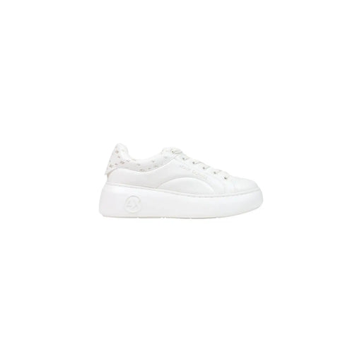 Armani Exchange Weiße Damen-Sneaker aus Polyurethan zum Hineinschlüpfen mit glänzendem Plateau und dezentem Muster am Absatz.