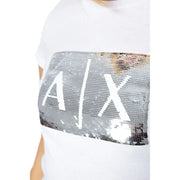 Armani Exchange Damen weiße Baumwolle t-shirt mit einem auffälligen rechteckigen Logo-Aufnäher in Form einer Axt aus silbernen und goldenen Pailletten.