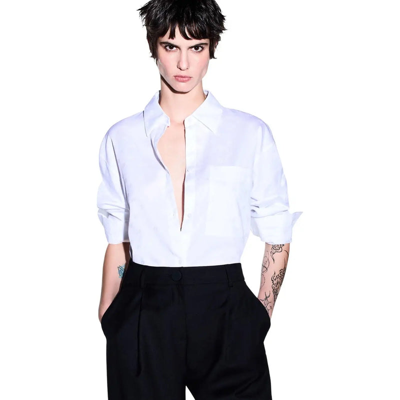 Armani Exchange Weißes, langes, klassisches Baumwollhemd für Damen mit hochgekrempelten Ärmeln und tiefem V-Ausschnitt im minimalistischen Stil