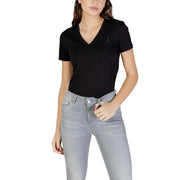 Armani Exchange Weißes Damen-Baumwoll-T-Shirt mit V-Ausschnitt und kurzen Ärmeln, kombiniert mit schwarzem V-Ausschnitt top und ein kleines, gesticktes Logo auf der linken Brust