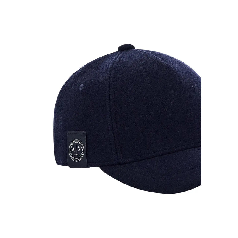 Armani Exchange Herren-Wollmütze in Dunkelblau mit schwarzem, gesticktem Logo-Patch an der Seite, Seitenansicht