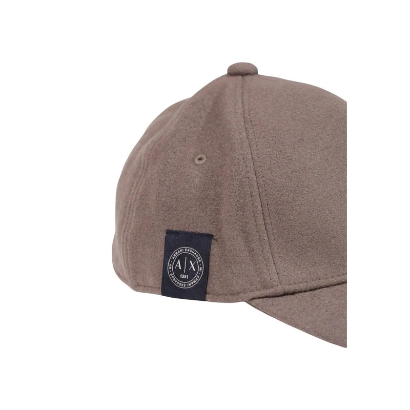 Armani Exchange Wollmütze für Herren in Taupe mit strukturiertem Stoff und schwarzem, gesticktem Axt-Logo-Patch, Vorderansicht