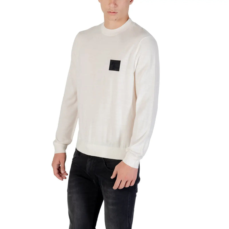Armani Exchange Wollpullover für Herren in Creme mit schwarzem quadratischem Aufnäher auf der linken Brust, Vorderansicht