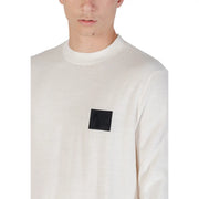 Armani Exchange Herren-Wollpullover in Creme mit Rippstrick und schwarzem quadratischem Aufnäher, Vorderansicht