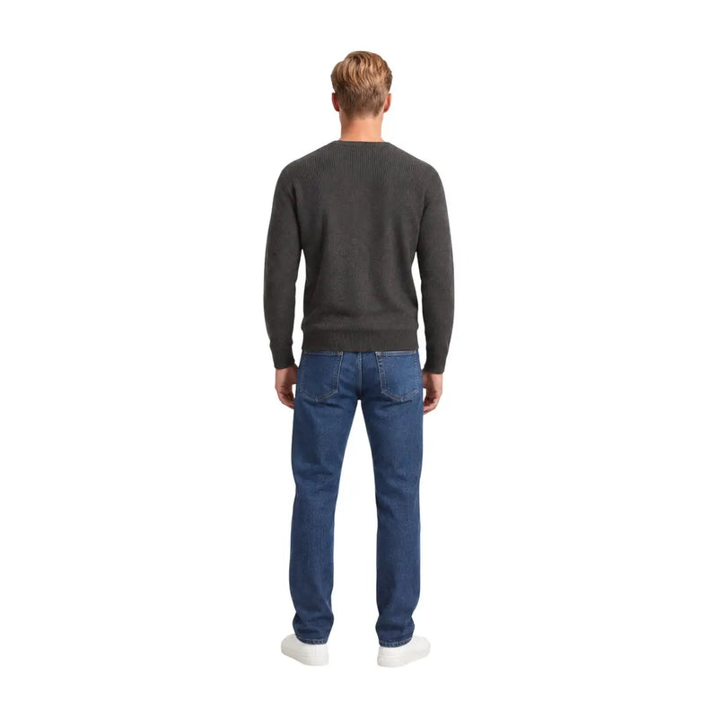 Armani Exchange Herren-Wollpullover in Dunkelgrau mit Rippstrickdetails, getragen von Model