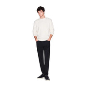 Armani Exchange Herrenpullover aus Wolle in Creme mit Rundhalsausschnitt und langen Ärmeln, getragen von Model