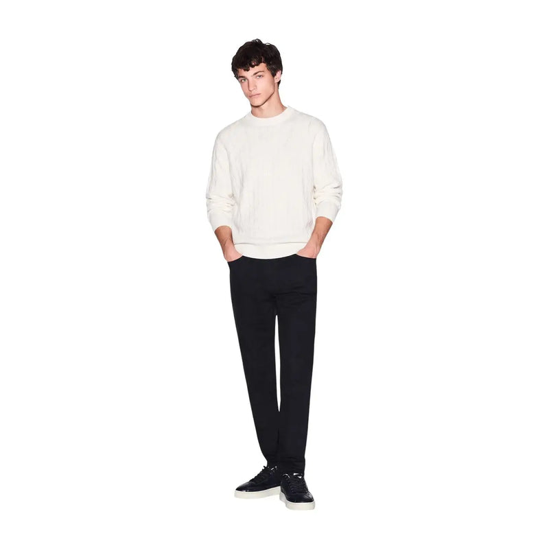 Armani Exchange Herrenpullover aus Wolle in Creme mit Rundhalsausschnitt und langen Ärmeln, getragen von Model