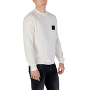 Armani Exchange Weißer Wollpullover für Herren mit schwarzem quadratischem Aufnäher auf der linken Brust, Vorderansicht
