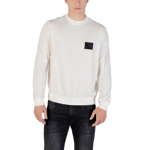 Armani Exchange Weißer Wollpullover für Herren mit schwarzem rechteckigem Brustaufnäher, Vorderansicht