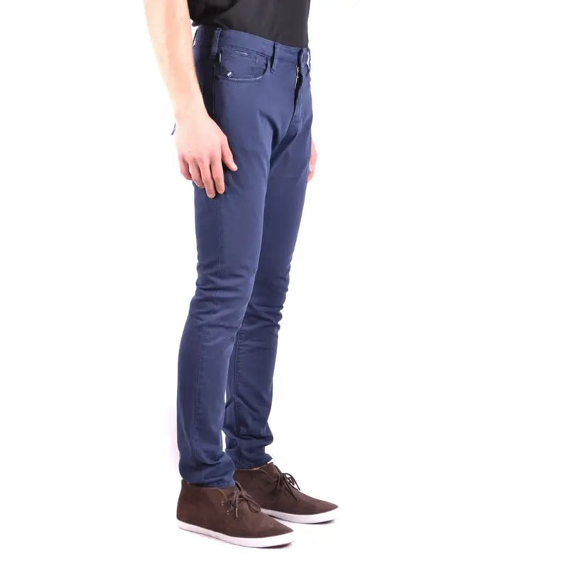 Dunkelblaue Slim-Fit-Jeans mit braunen Schnürschuhen und schwarzen t-shirt