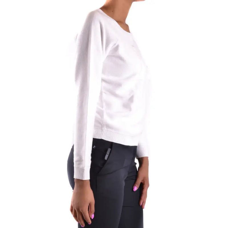 Elegant white cotton crewneck sweater with ruched sides paired with dark blue trousers