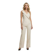 Beigefarbener, ärmelloser Polyester-Jumpsuit von Artigli für Damen mit asymmetrischem, drapiertem Ausschnitt und taillierter, weit geschnittener Hose.