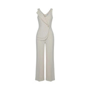 Beigefarbener, ärmelloser Polyester-Jumpsuit von Artigli für Damen mit asymmetrisch drapierter Vorderseite und weitem Bein.