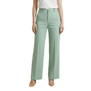 Artigli Damenhose aus grünem Polyester-Stretch mit mintgrünem, weitem Bein und taillierter Passform sowie dezenten Bundfalten vorne.