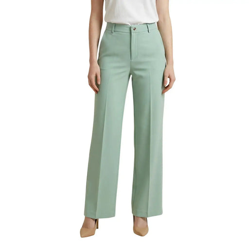 Artigli Damenhose aus grünem Polyester-Stretch mit mintgrünem, weitem Bein und taillierter Passform sowie dezenten Bundfalten vorne.