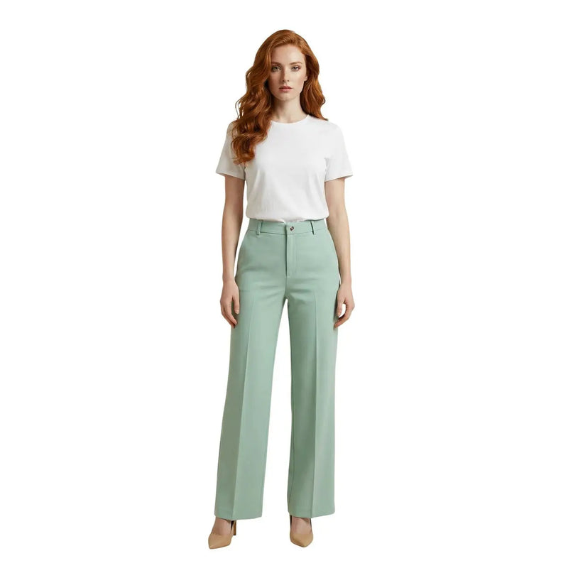 Artigli Damenhose aus grünem Polyester-Stretch mit mintgrünem, weitem Bein und taillierter Passform sowie dezenten Bundfalten vorne.