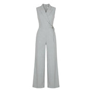 Grauer, ärmelloser Jumpsuit von Artigli mit V-Ausschnitt, hellgrauen Nadelstreifen, tailliertem Blazerkragen und weit geschnittener Hose.