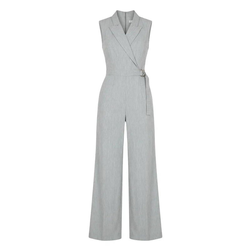 Grauer, ärmelloser Jumpsuit von Artigli mit V-Ausschnitt, hellgrauen Nadelstreifen, tailliertem Blazerkragen und weit geschnittener Hose.