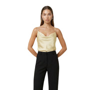Ein elegantes, hellgoldenes Satin-Camisole mit zarten Spaghettiträgern und einem sanft fallenden Ausschnitt von artigli