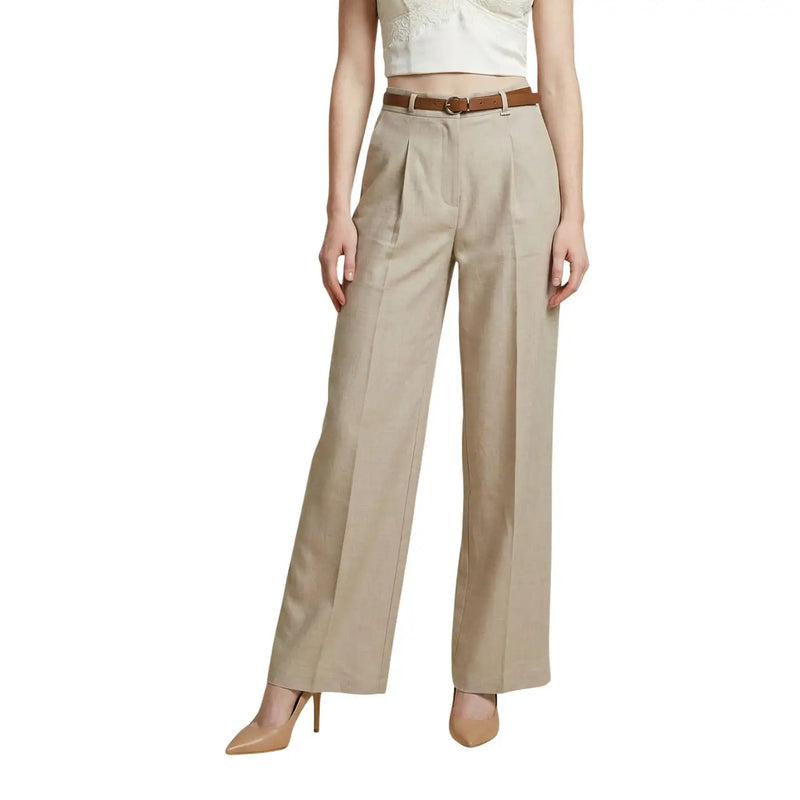 Beigefarbene, hochgeschnittene Polyesterhose mit weitem Bein von Artigli mit Bundfalten vorne und passendem braunen Gürtel, hergestellt in Italien.