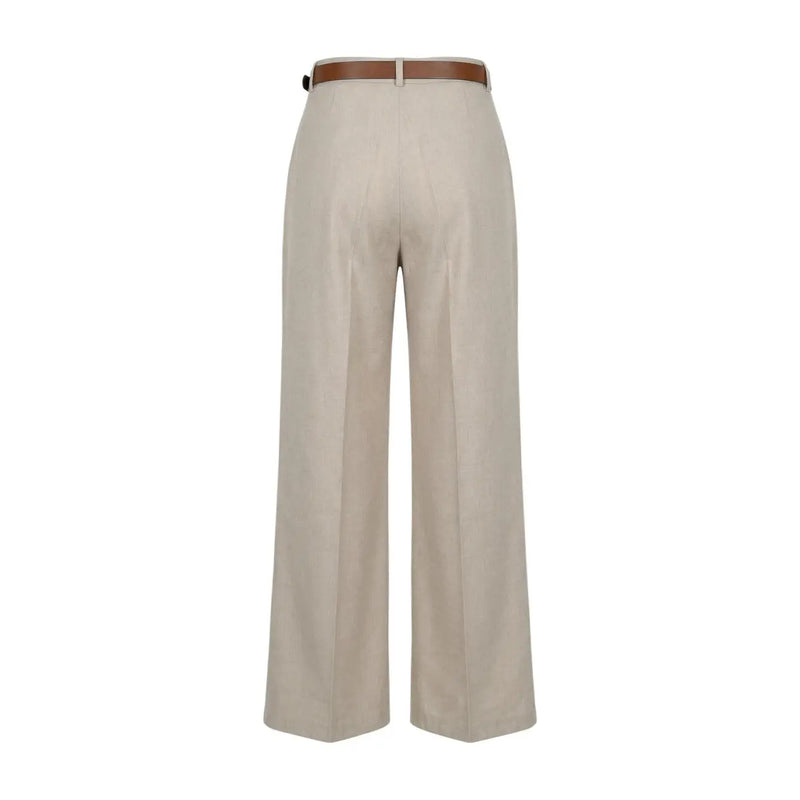 Beige Damen-Polyesterhose von Artigli mit weitem Bein, braunem Ledergürtel, Reißverschluss und Knopfverschluss, hergestellt in Italien.