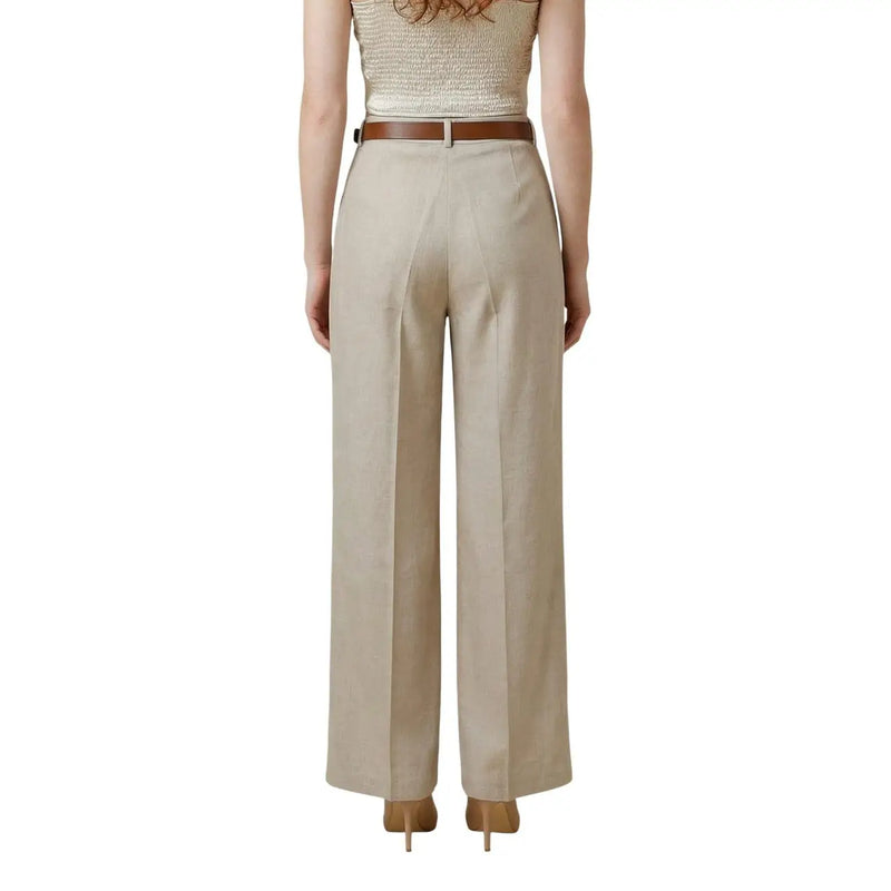 Beige, weit geschnittene Damenhose von Artigli aus Polyester mit strukturierter, taillierter Passform und dezenten Bundfalten vorne, hergestellt in Italien.