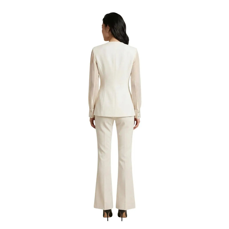 Beigefarbener, taillierter Blazer von Artigli für Damen mit transparenten langen Ärmeln und passender, ausgestellter Hose aus Polyester-Elastan.