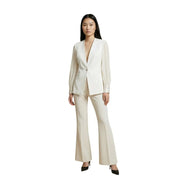 Cremefarbener, taillierter Blazer mit Ein-Knopf-Verschluss und beigefarbene, ausgestellte Hose aus Polyester-Elastan aus der Artigli Damenkollektion.