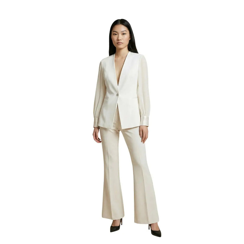 Cremefarbener, taillierter Blazer mit Ein-Knopf-Verschluss und beigefarbene, ausgestellte Hose aus Polyester-Elastan aus der Artigli Damenkollektion.