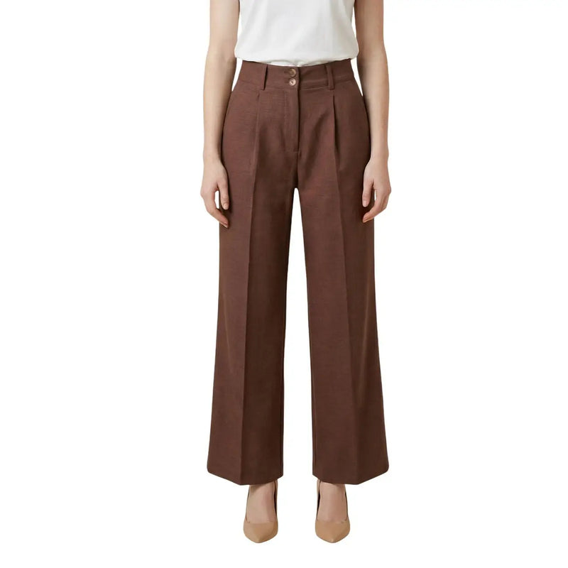 Artigli Damen-Hose aus braunem Polyester, hochgeschnitten, weit geschnitten, mit Bundfalten vorne und Reißverschluss mit Knopfverschluss.