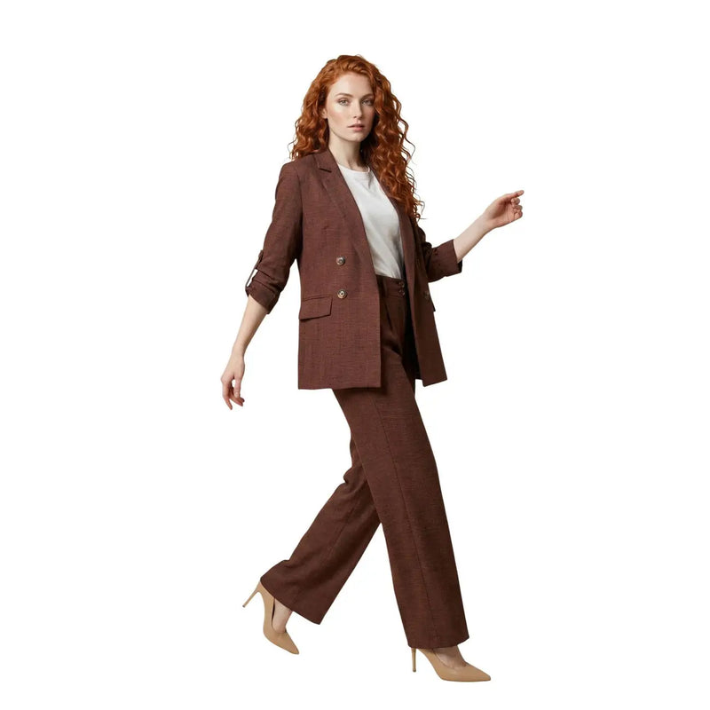 Brauner, doppelreihiger Polyesterblazer von Artigli für Damen mit hochgekrempelten Ärmeln und passender, weit geschnittener Hose.